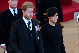 Príncipe Harry y Meghan Markle se toman de las manos durante homenaje a la reina Isabel. (Foto: Instagram).