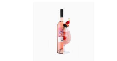 Cóctel Shameless Rosé, preparado con Señorío de Sarría Rosé, Licor Crème de Cassis de Dijon, jugo de arándano  y frambuesas.
