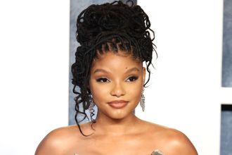 Halle Bailey en arriesgado vestido semitransparente en premiere (Foto: Getty)