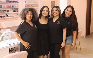 Equipo de trabajo de Ella Bella Beauty Lab junto a ALEJANDRA SALAZAR